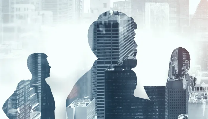 街の風景と人々のシルエット