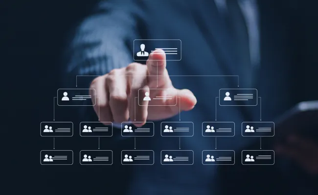 組織図と組織図を指さすスーツ姿の男性