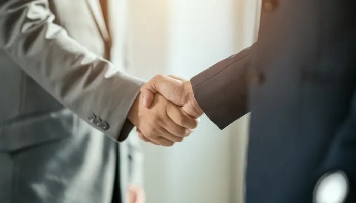 握手をする2人のスーツ姿の男性たち